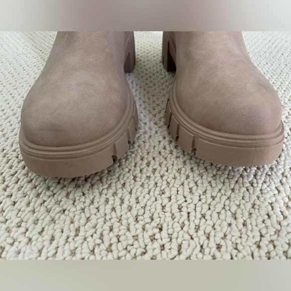 Qupid brand Beige Chunky Lug Sole Platform Elastic Sock Ankle Boots. Size 8 - Picture 8 of 15